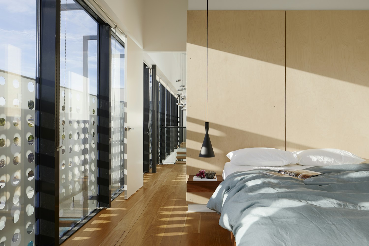 Chambre lumineuse aux tons doux, inspiration pour les espaces de repos