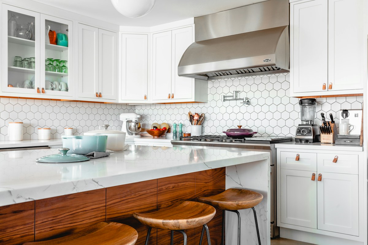 Cuisine lumineuse et organisée, avec des rangements intégrés
